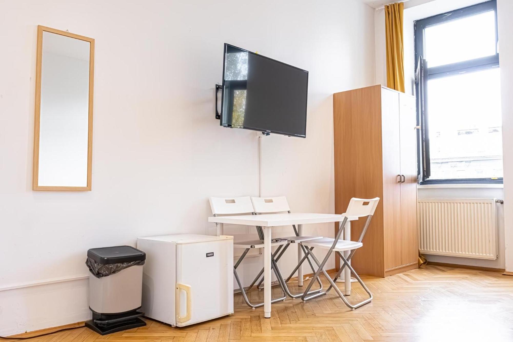 Near Danube & Millenium Tower - Massive Shared 4br * Wien