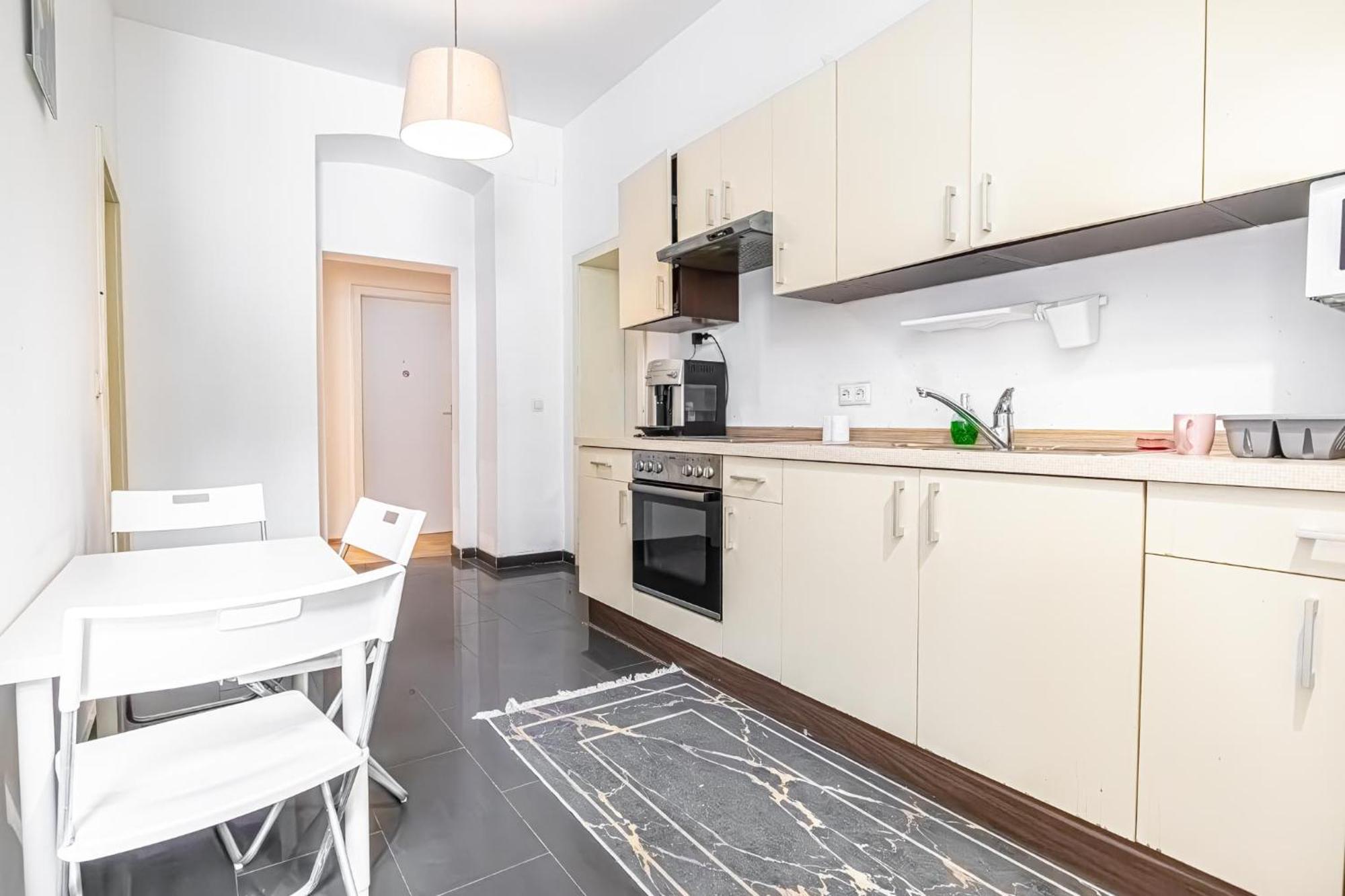 Near Danube & Millenium Tower - Massive Shared 4br * Wien