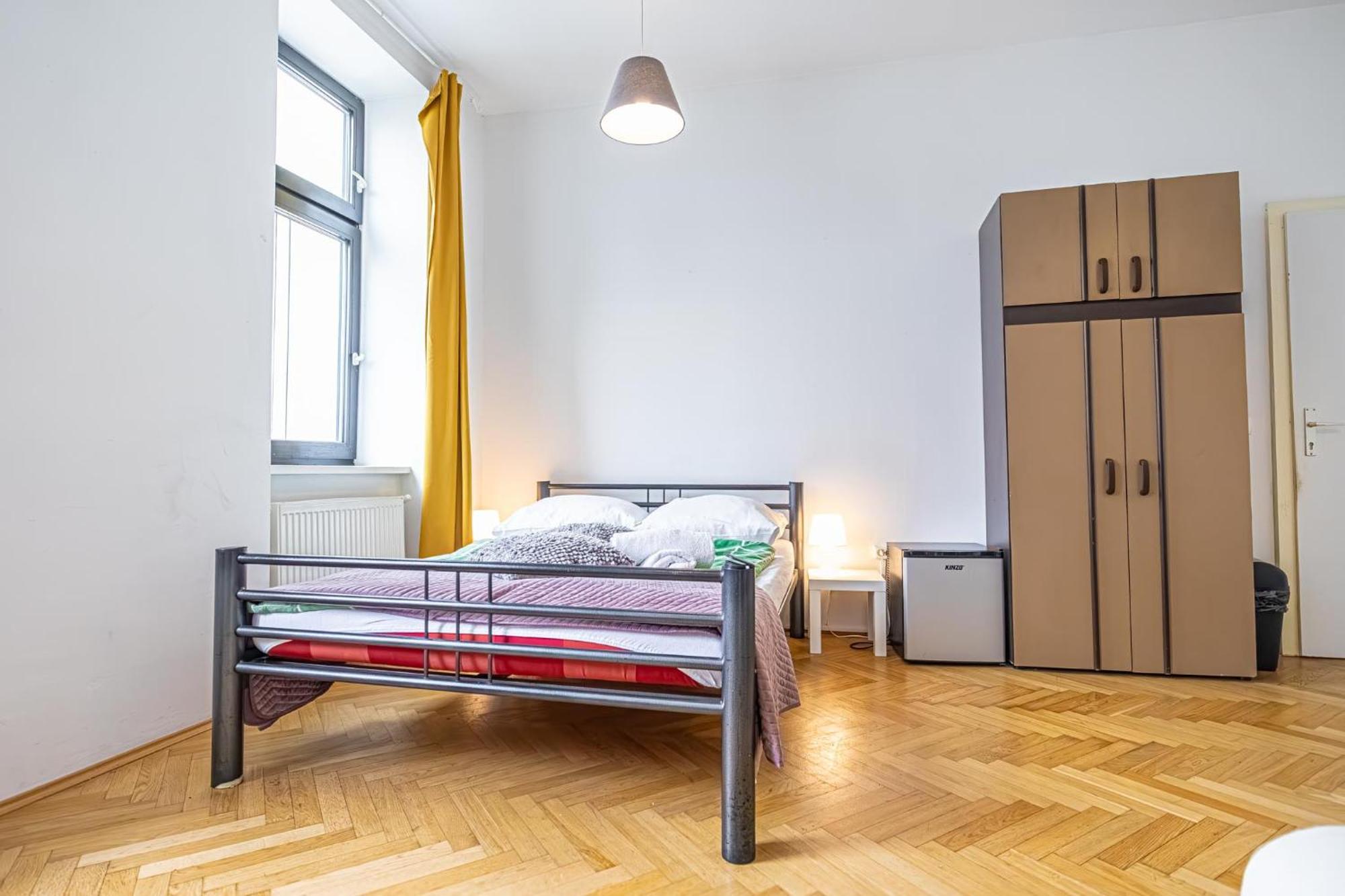 Near Danube & Millenium Tower - Massive Shared 4br Apartament Wiedeń