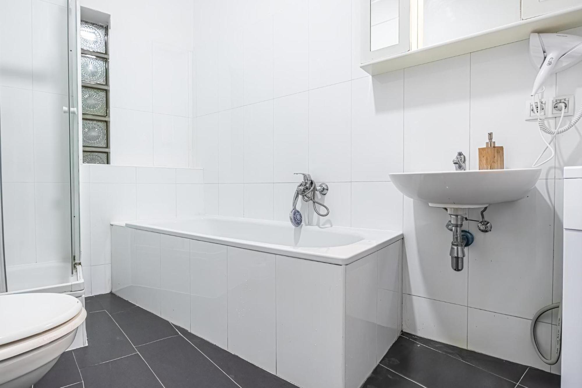 Apartament Near Danube & Millenium Tower - Massive Shared 4br *