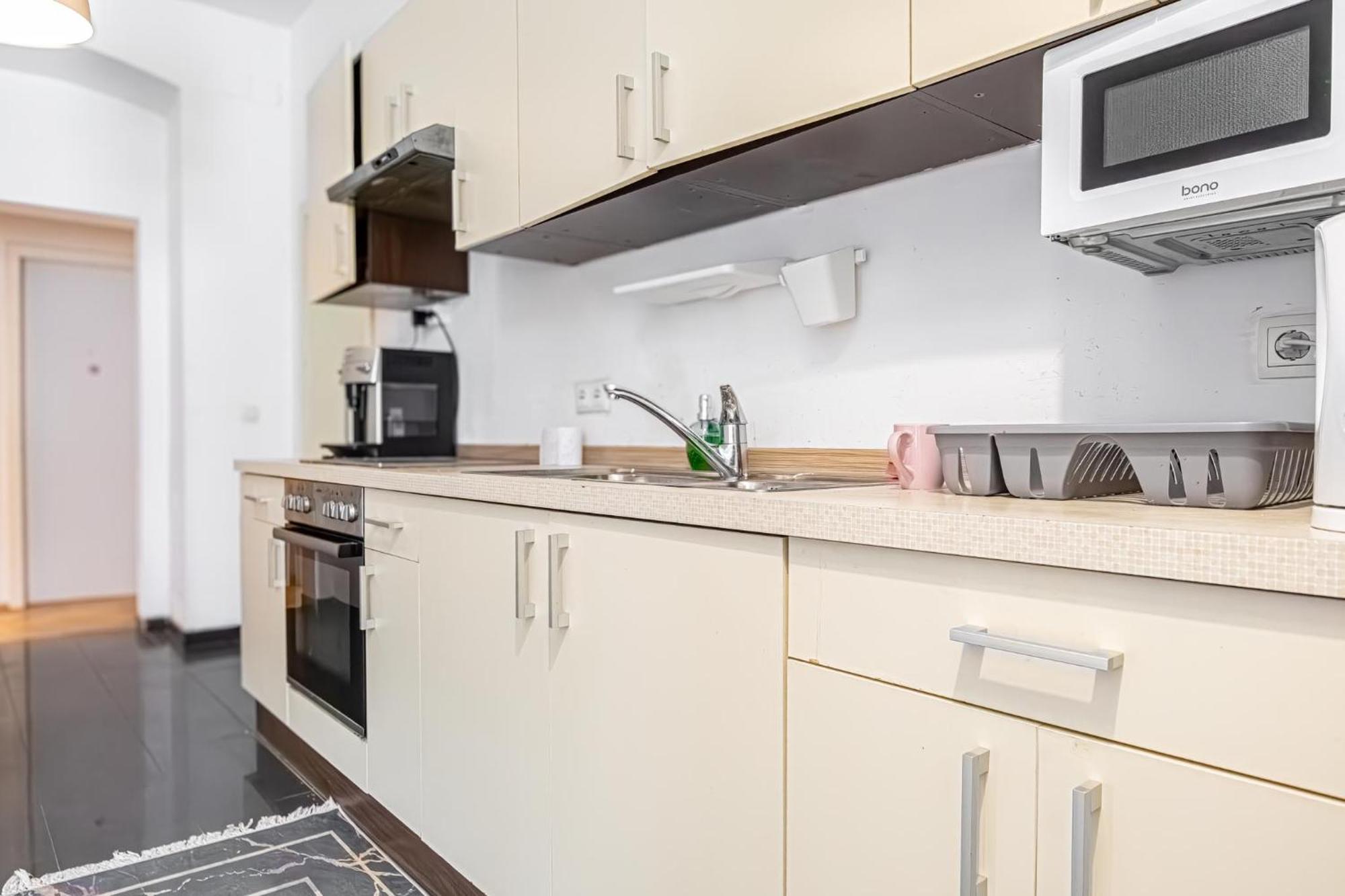 Near Danube & Millenium Tower - Massive Shared 4br Wiedeń