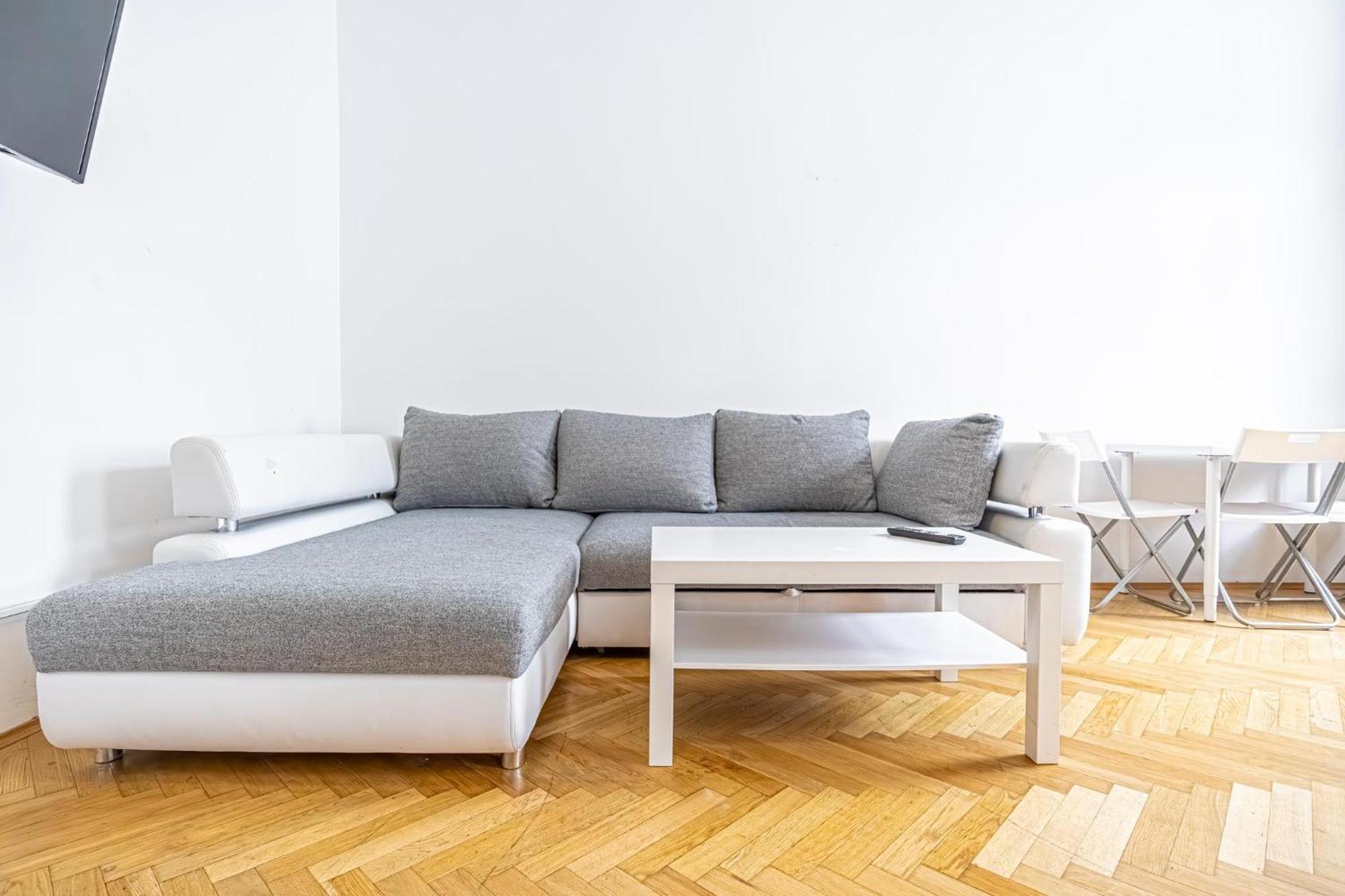 Near Danube & Millenium Tower - Massive Shared 4br Apartament Wiedeń