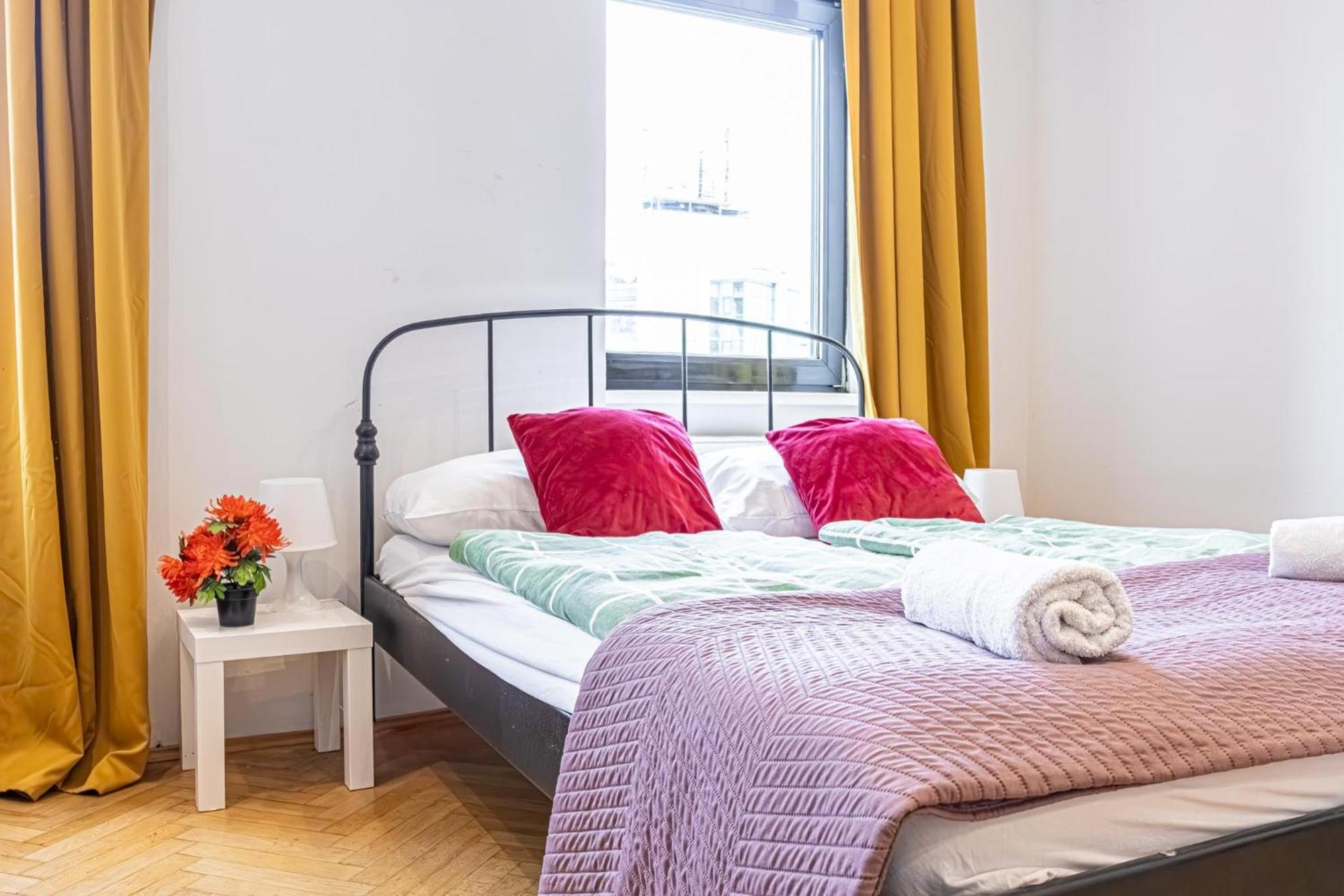 Near Danube & Millenium Tower - Massive Shared 4br Apartament Wiedeń
