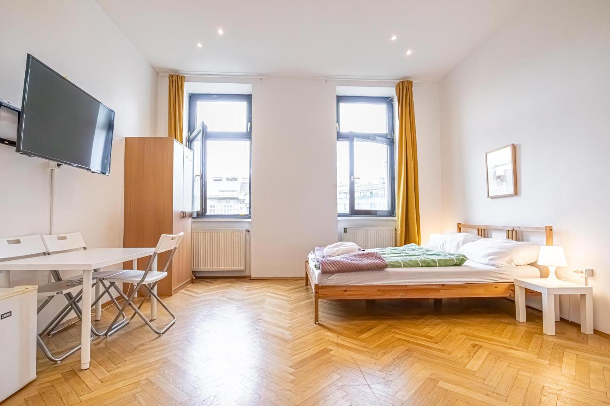 Near Danube & Millenium Tower - Massive Shared 4br Wiedeń