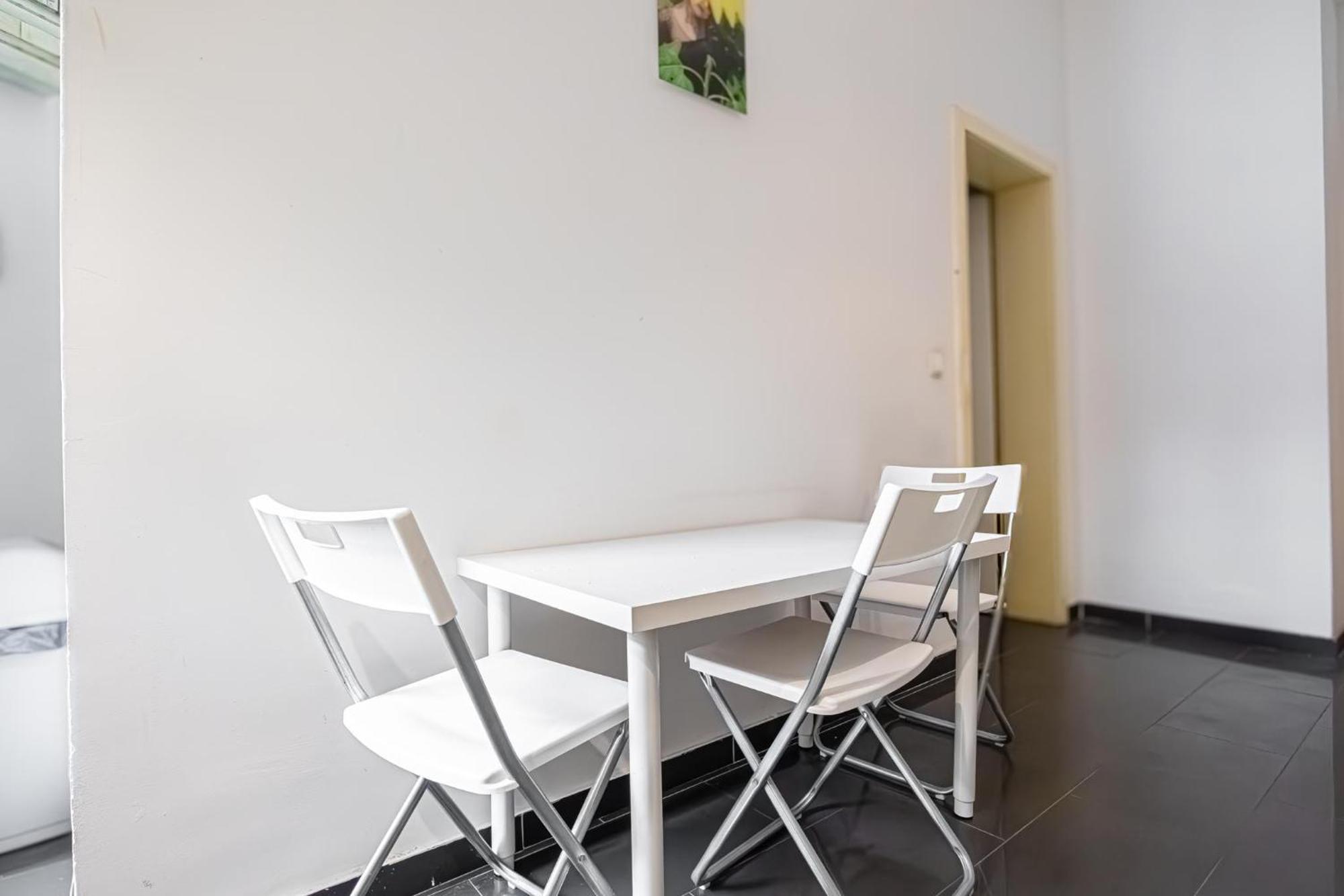 Near Danube & Millenium Tower - Massive Shared 4br Wiedeń