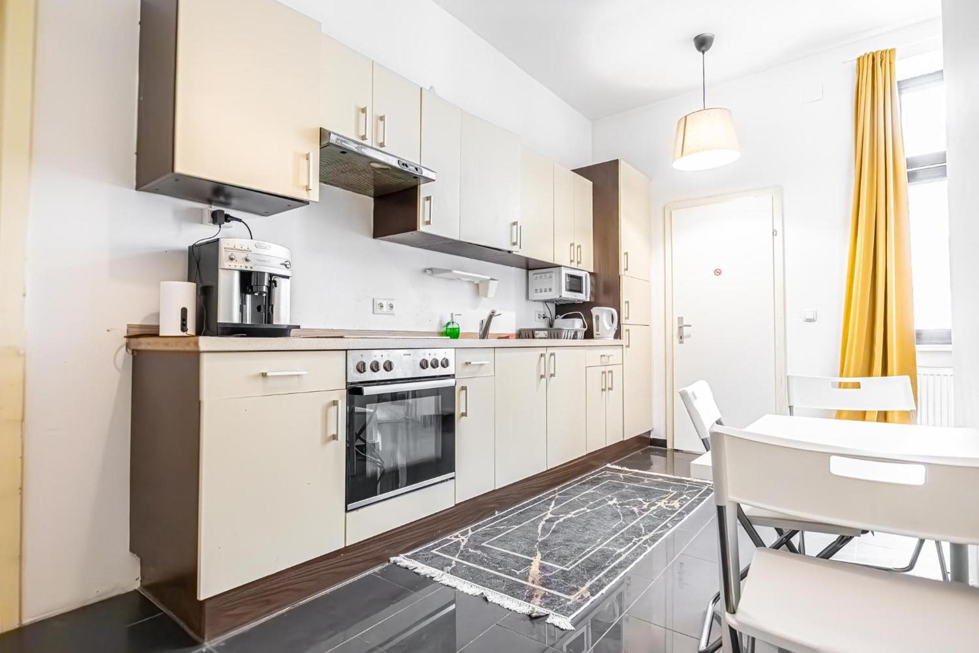 Near Danube & Millenium Tower - Massive Shared 4br * Wiedeń