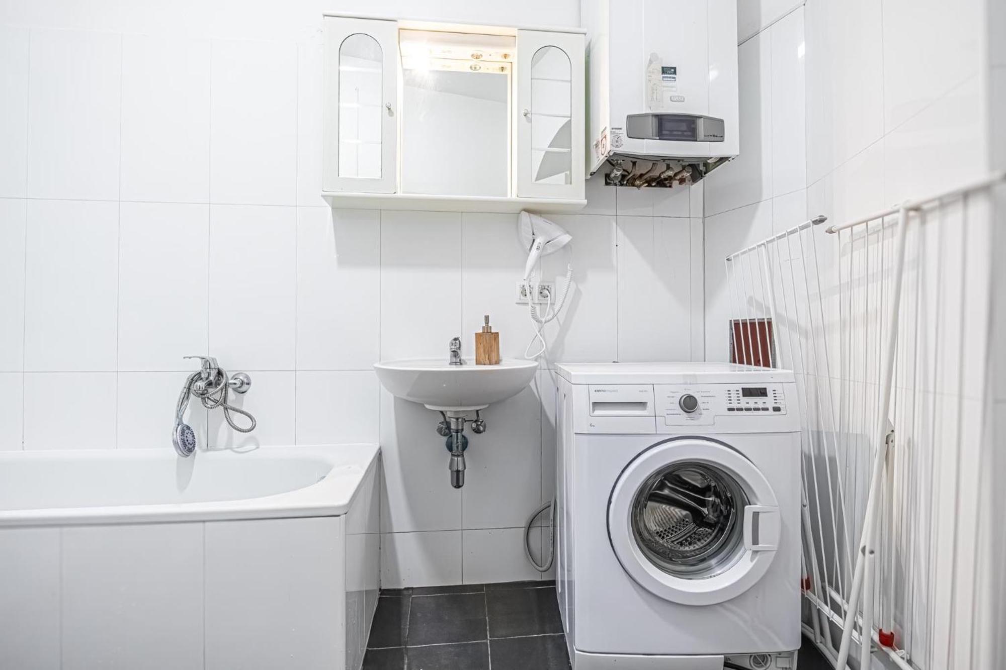 Near Danube & Millenium Tower - Massive Shared 4br Apartament