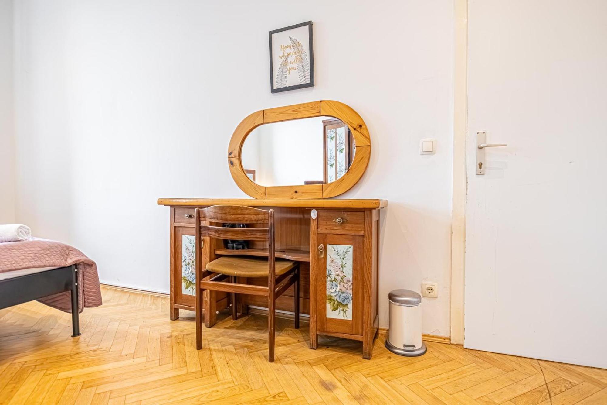 Near Danube & Millenium Tower - Massive Shared 4br Wiedeń